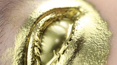 金粉を目の中に入れる瞬間に特化したAVも好評。